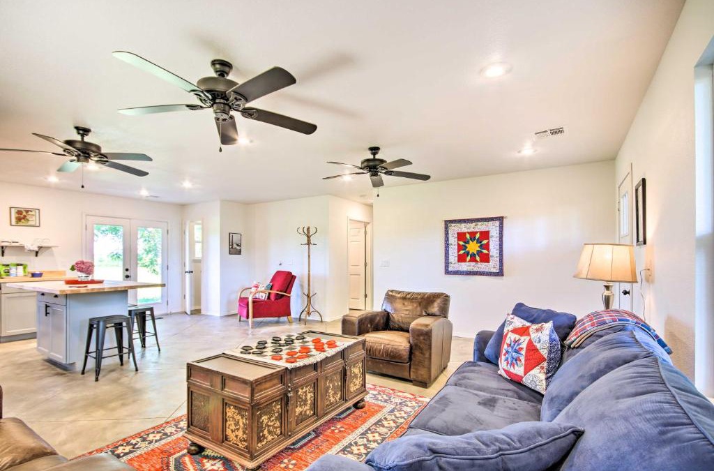 Grove House | 2 Mi to Marinas and Grove Cozy Cabin with Grill