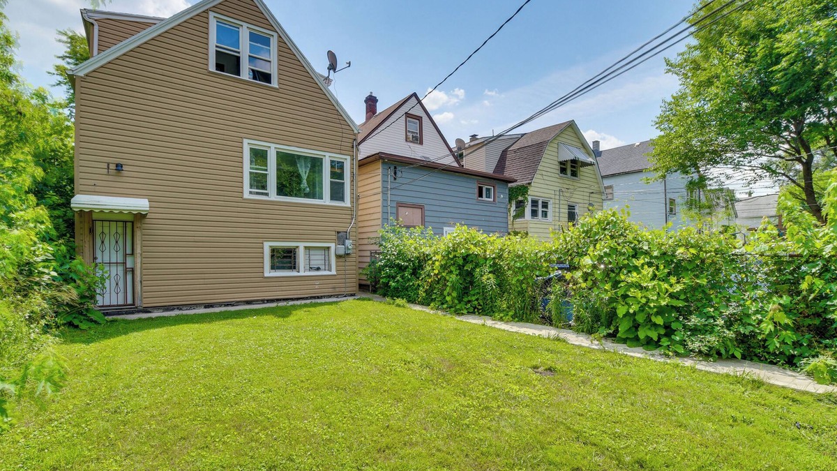 South Chicago Apartment | 2 Mi to Rainbow Beach Park: South Side Charmer!
