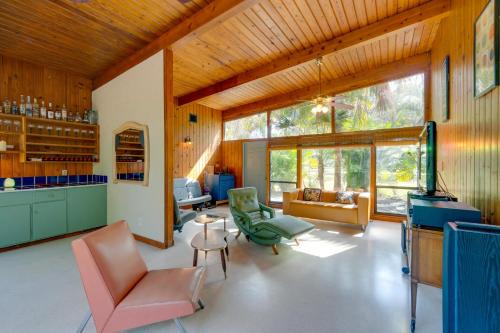 Palmetto House | 2 Mi to Riverwalk Palmetto Gem with Fire Pit and BBQ