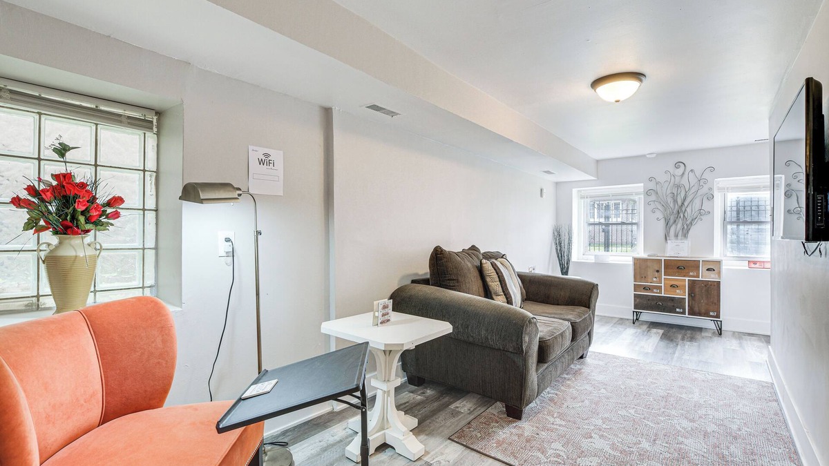 Woodlawn Apartment | < 2 Mi to UChicago: Pet-Friendly Getaway w/Yard
