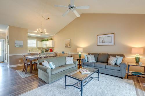 Central Myrtle Beach Apartment | 2 Mi to Waterfront Comfy Myrtle Beach Condo!