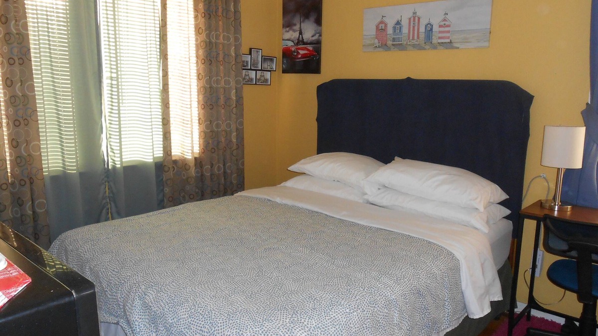 Sun Valley Bed & Breakfast | 2 Miles Burbank Airport & Amtrak, 6-7 Miles Universal City, 10 Miles Hollywood