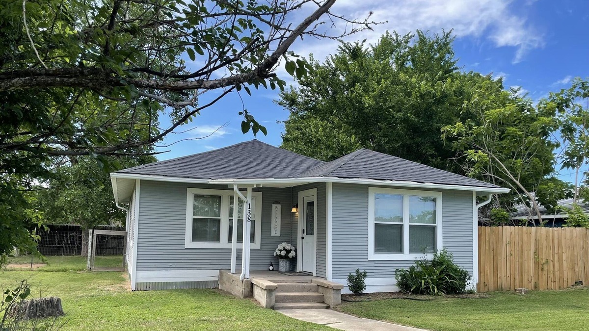 Somerville Cottage | 2 miles from Welch Park boat ramp and park!Close to grocery store and restaurant