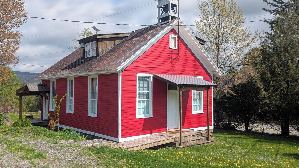 Benton House | 2 miles to Ricketts Glen. Updated and cozy schoolhouse with porch and fire pit.