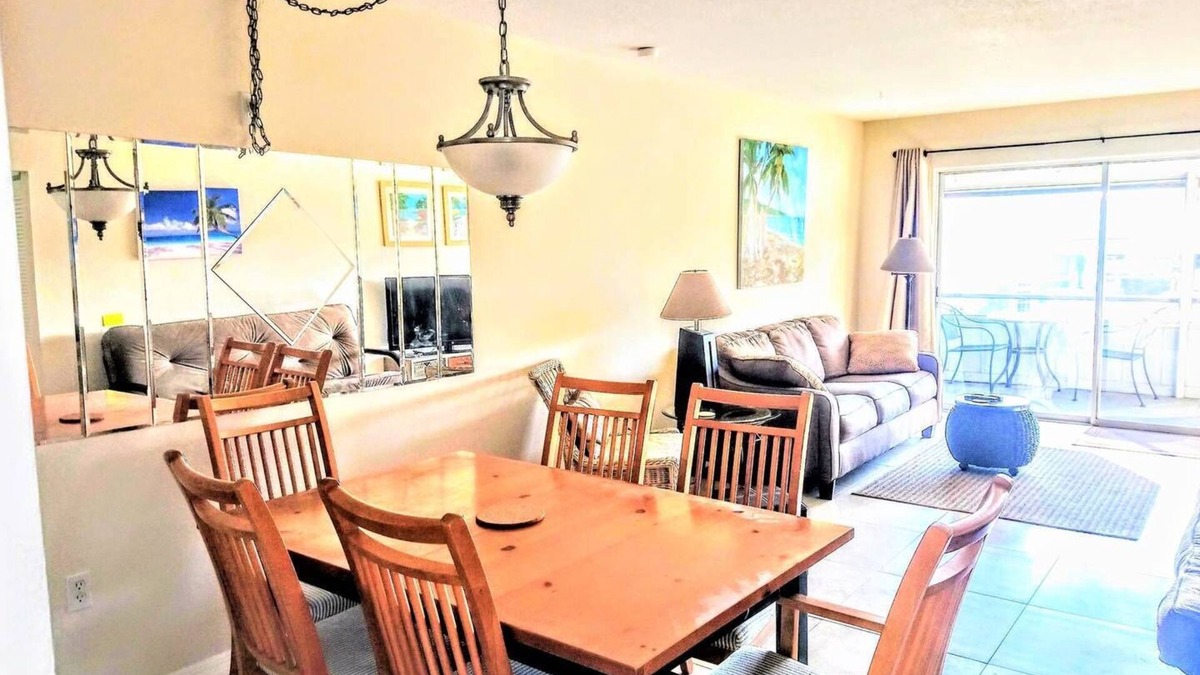 Gulf Gate Estates Condo | 2 Miles to Siesta Key. Updated Condo, King beds. Lg Screened Patio.