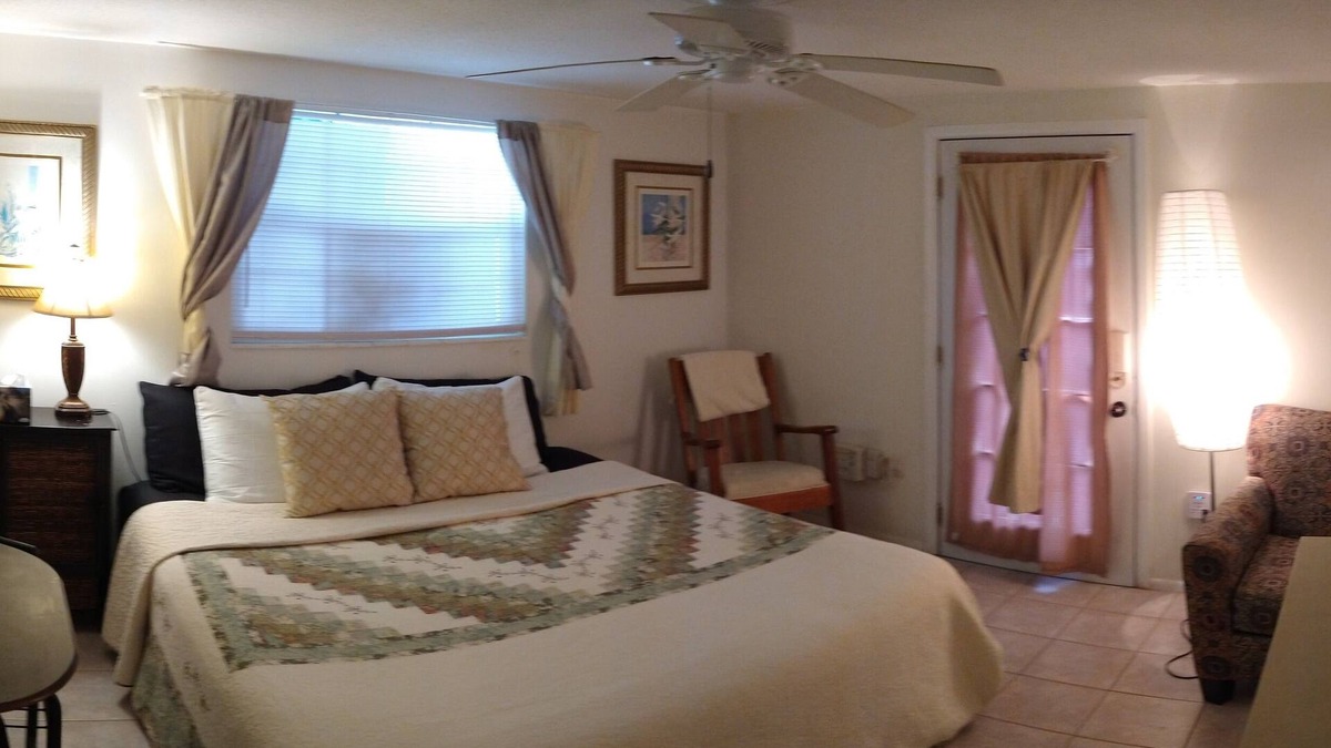 Gulf Gate Estates Apartment | 2 Miles to Siesta Key