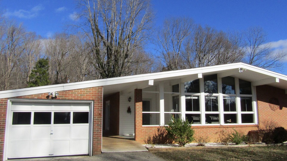 Glasgow House | 2 miles from NB State Park, James River, hiking trails and trout fishing!