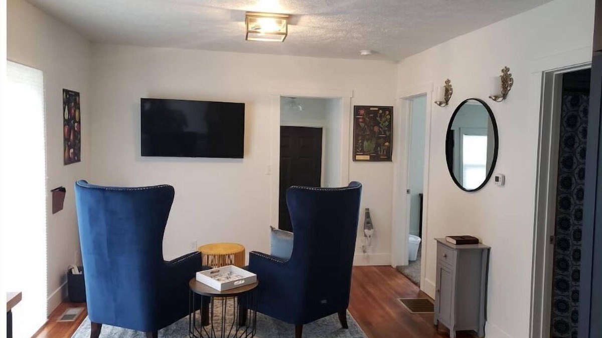 Lincoln House | 2 min from downtown Lincoln-Attractive & Cozy. Firepit & popcorn machine.
