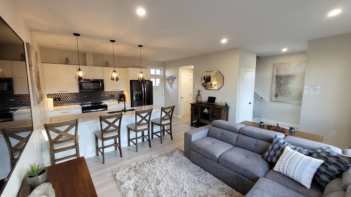 Okanagan-Similkameen House | 2-Min Lake Stroll: Chic 2-Bed Downtown Gem!rnrn