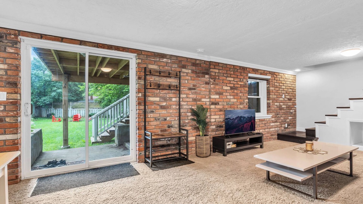 Rosemount House | 2 min to AUD | Private Getaway w/Firepit