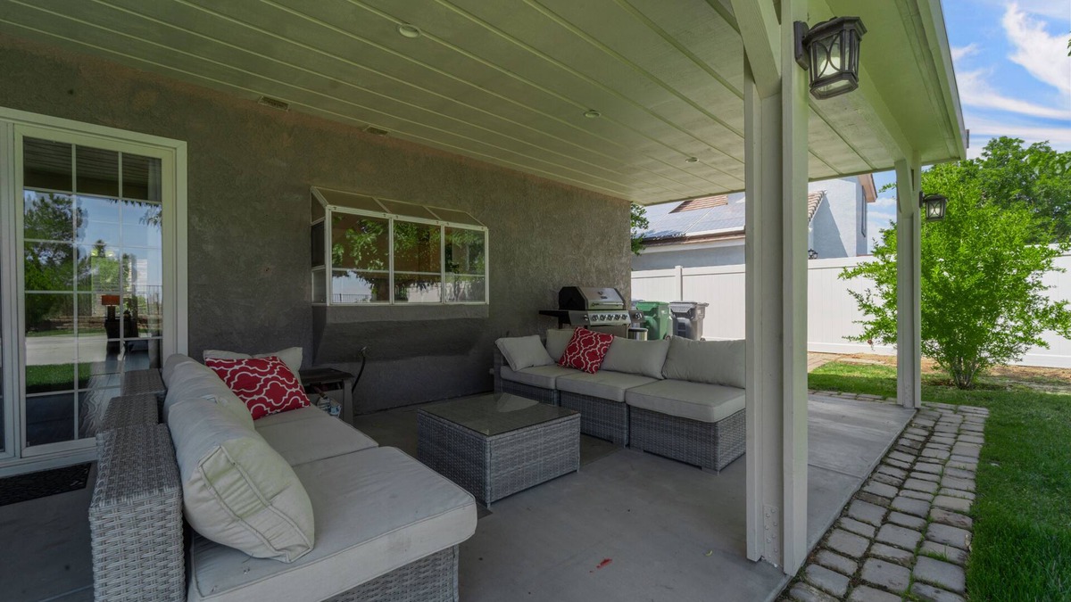 Palmdale House | 2 min to Hospital! Dreamy Desert Oasis 4B/3B Palmdale Hilltop Retreat