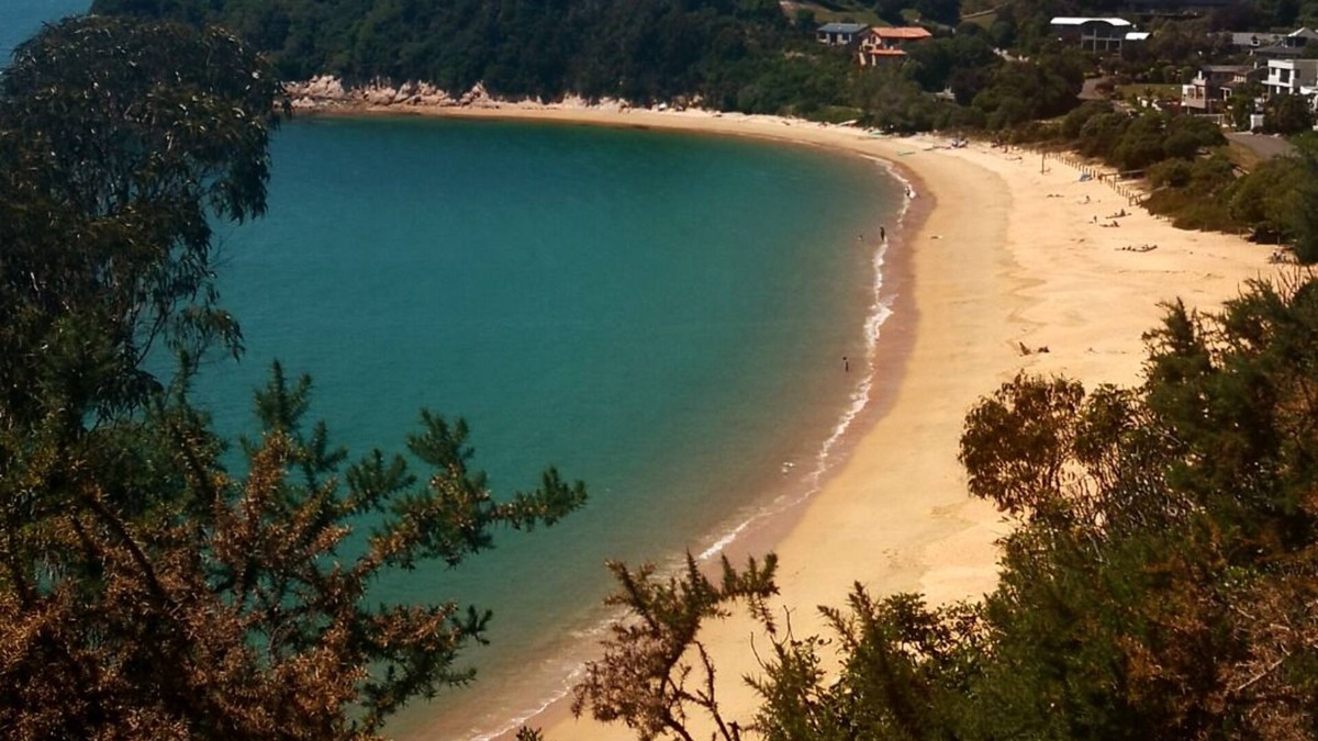 Kaiteriteri House | 2 min walk to beach-views-private-large yard- 2 car garage plus parking for Boat