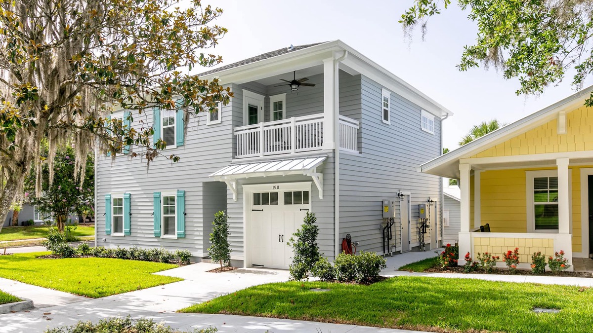Mount Dora Apartment | 2 min walk to Downtown/KING BED/Golf Cart Rental/Pet Friendly!
