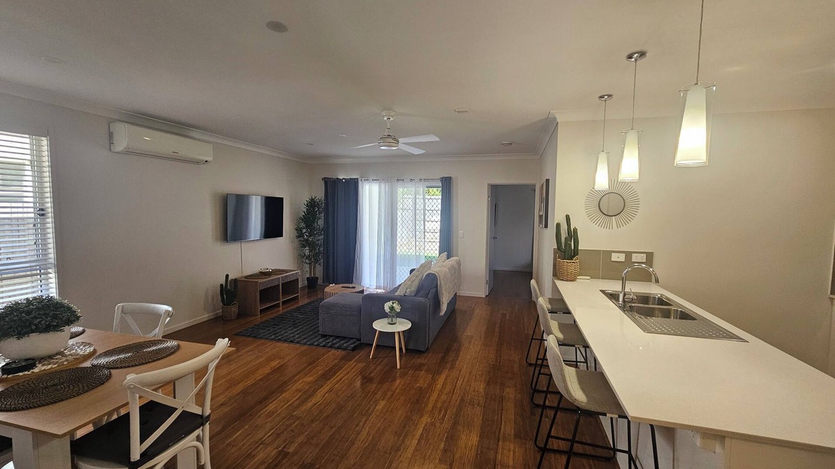 North Lakes House | 2 min walk Westfield North Lakes, 711 KFC Adjacent, 45m Train to BNE CBD