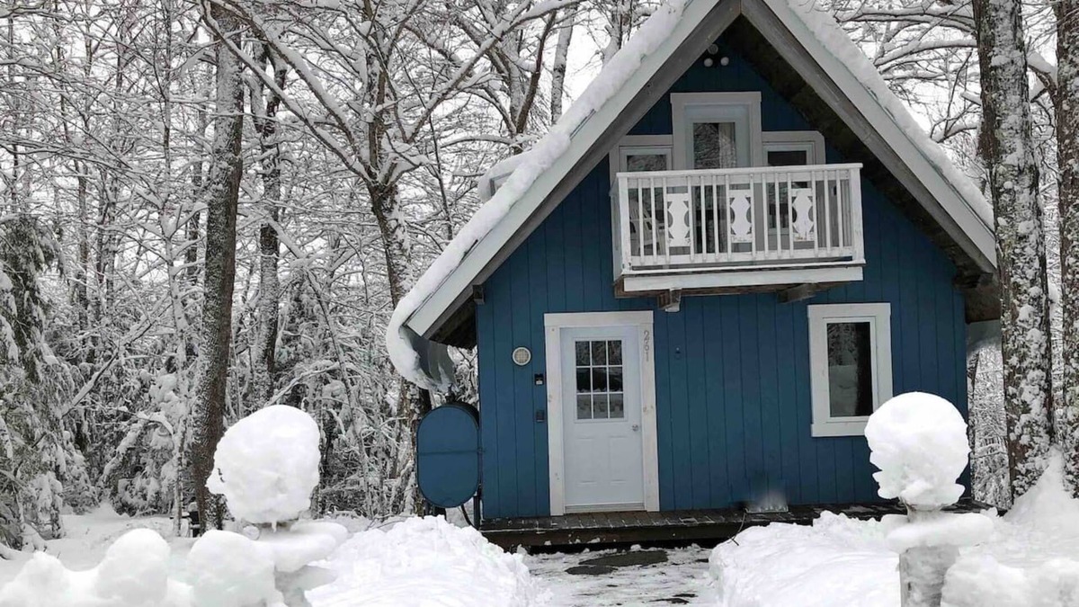 Jeffersonville Ski Chalet | 2 mins Skiing at Smuggs, Dog Friendly, Gas Grill