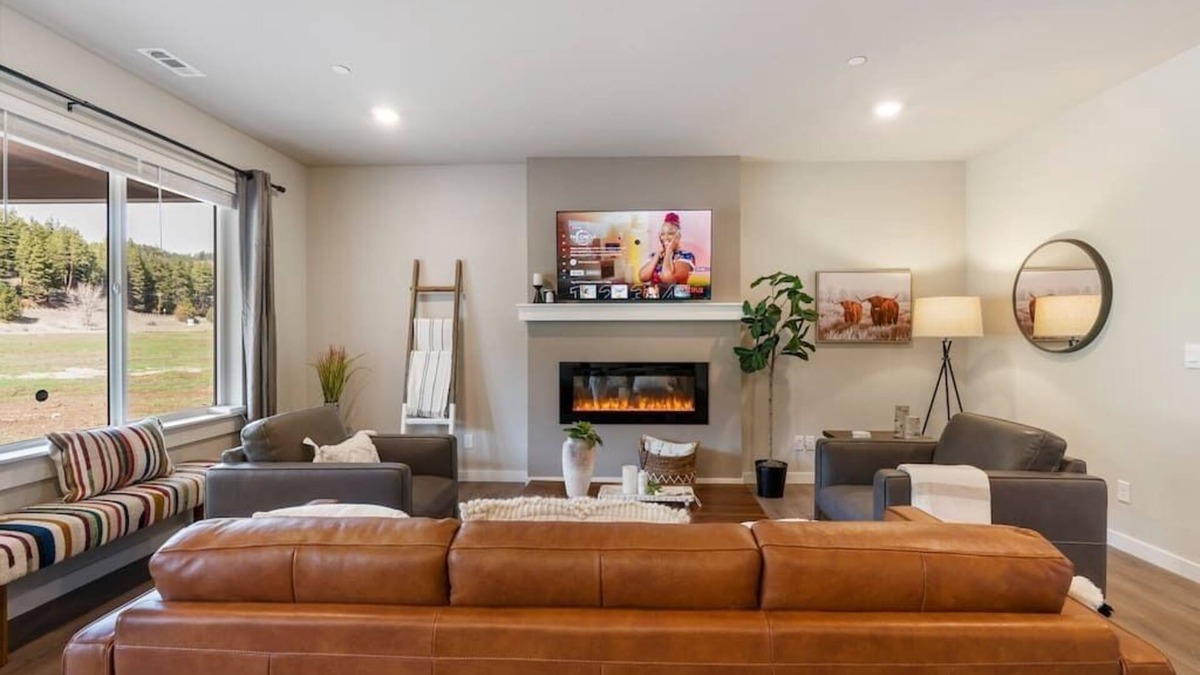 Cle Elum House | 2 Mins to Cattle Barn l Hot Tub l Bbq Grill