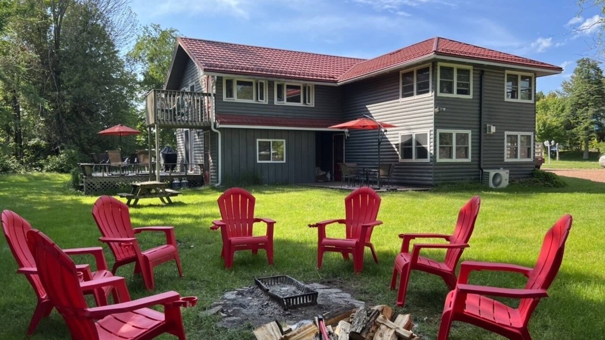 Port Elgin House | 2 Mins to Water, entire house in Port Elgin sleeps 8 and comes with Free Parking