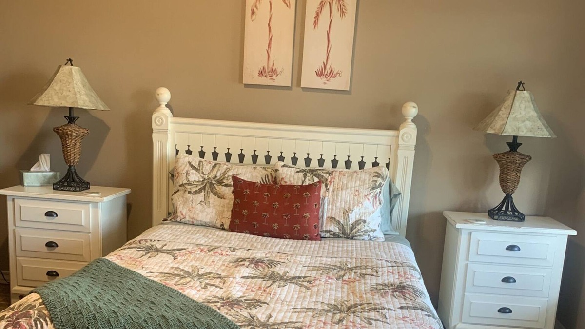 Corpus Christi House | 2 MINUTE DRIVE TO THE BEACH. End unit overlooking the Gulf and pool.