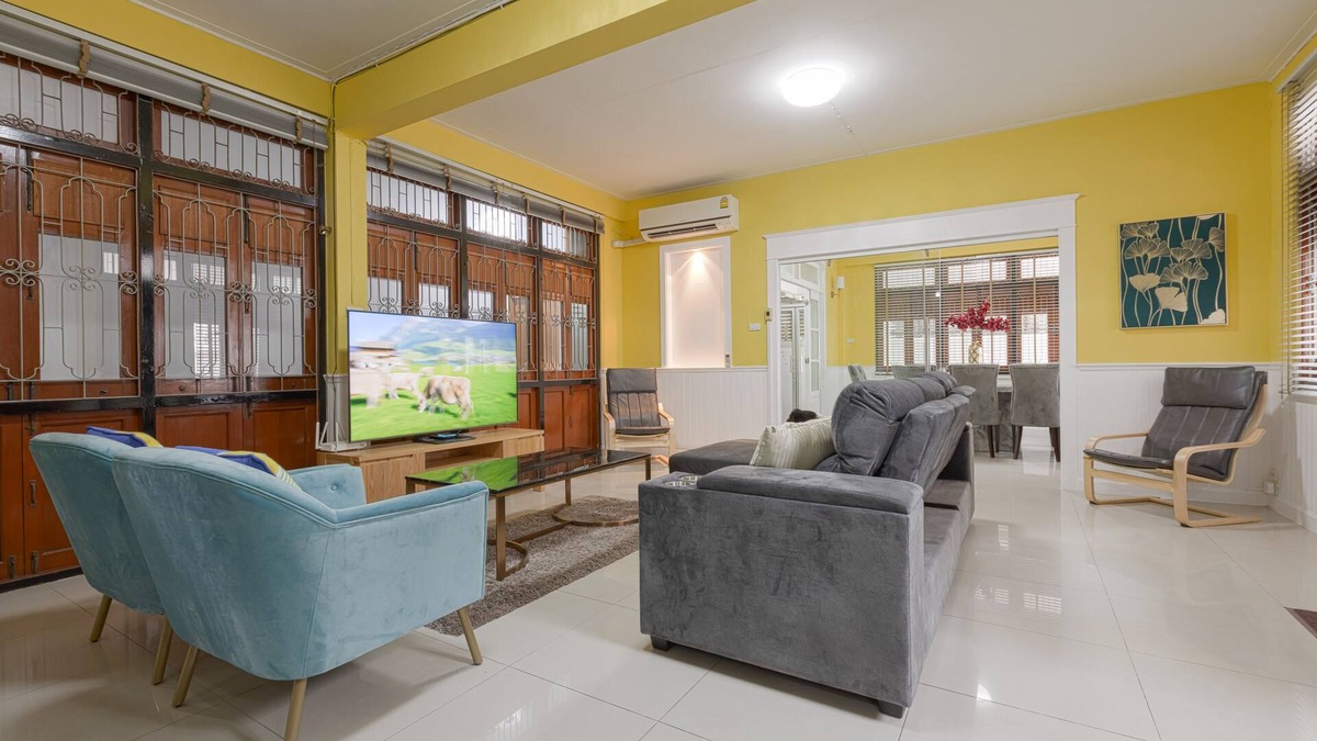 Nana House | 2 minutes walk to Asok BTS/MRT/Terminal 21 Sukhumvit 19. Best Location in BKK!