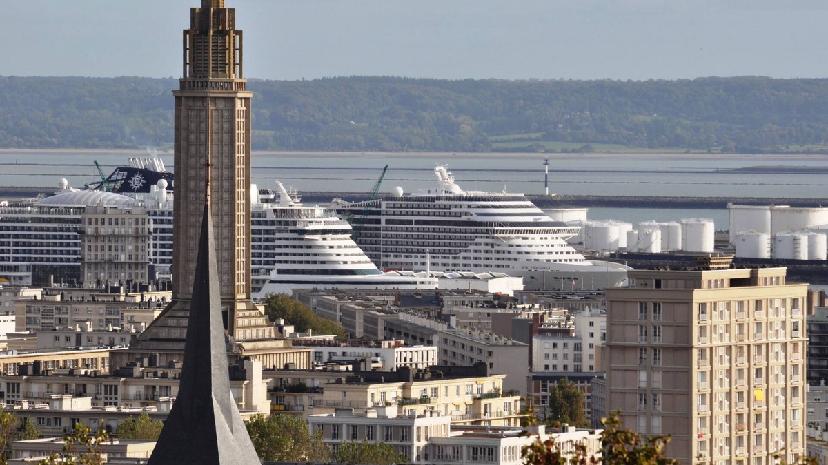Downtown Le Havre Apartment | 2 minutes from Le Havre beach.