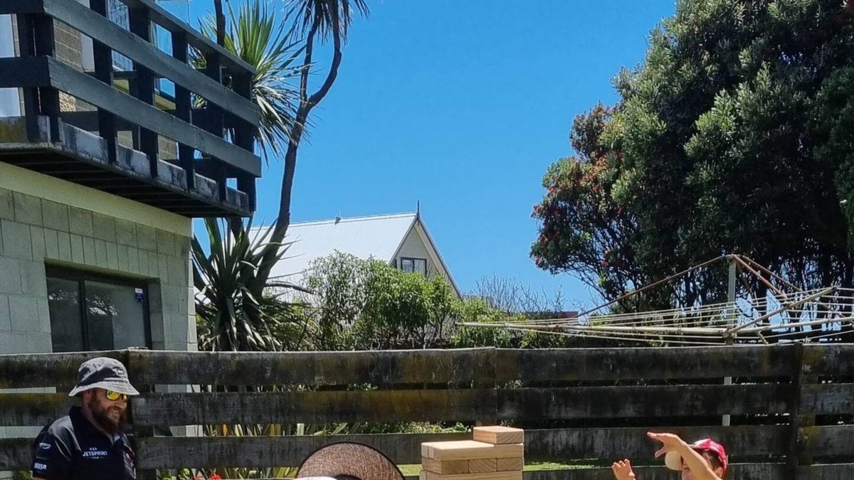 Otaki Beach House | 2 minutes from the beach - relax at a Kiwi Family Bach!