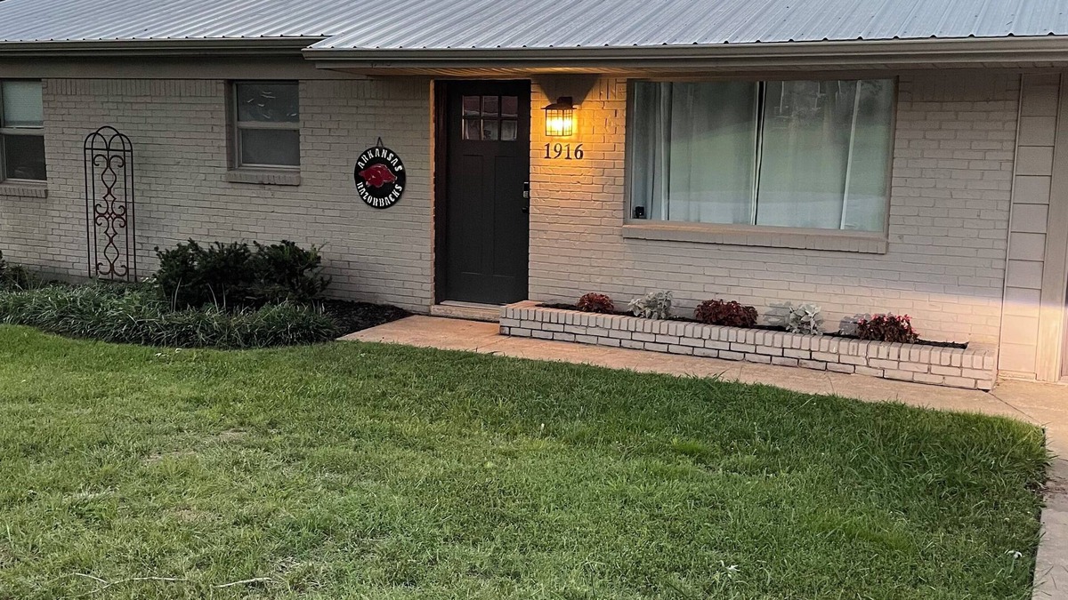 Fayetteville House | 2 minutes to Baum! 2 minutes to interstate! Pet friendly. Fenced in back yard.