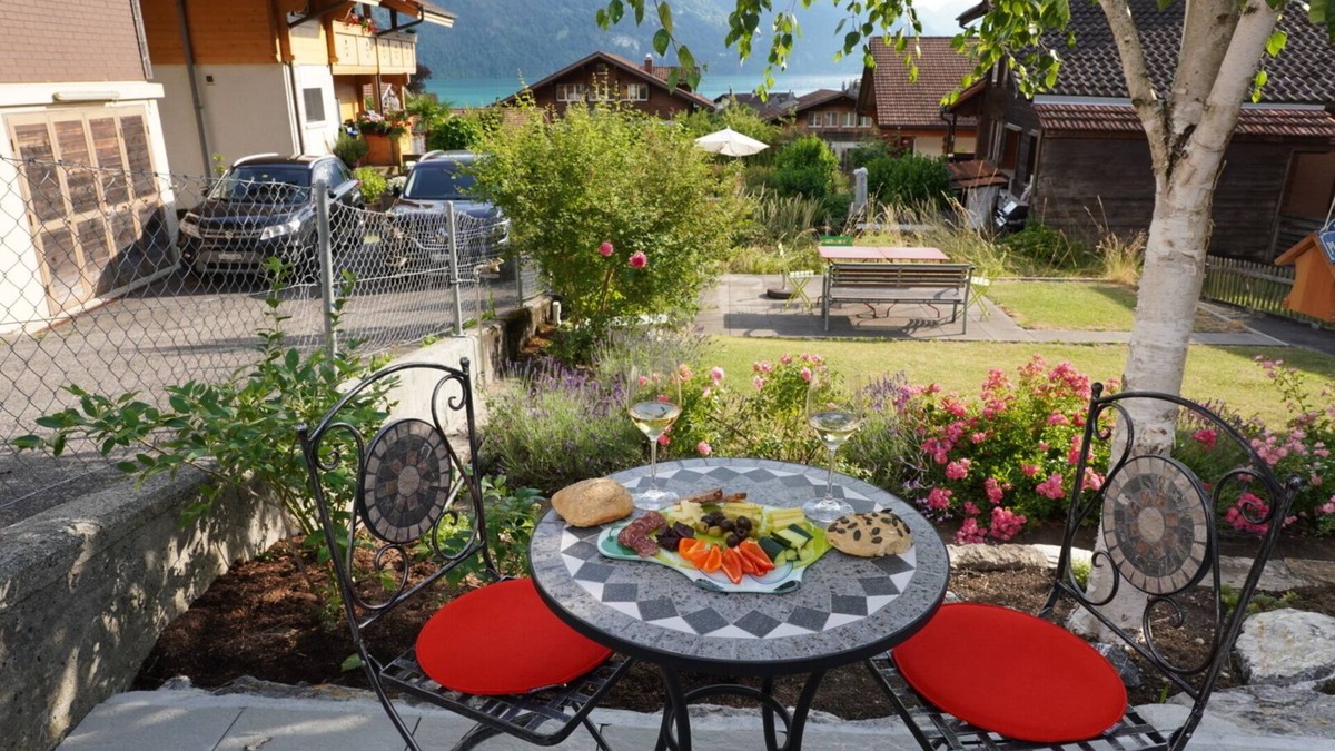 Brienz Apartment | 2 minutes to the lake, quiet, garden, parking, 20 minutes to Interlaken