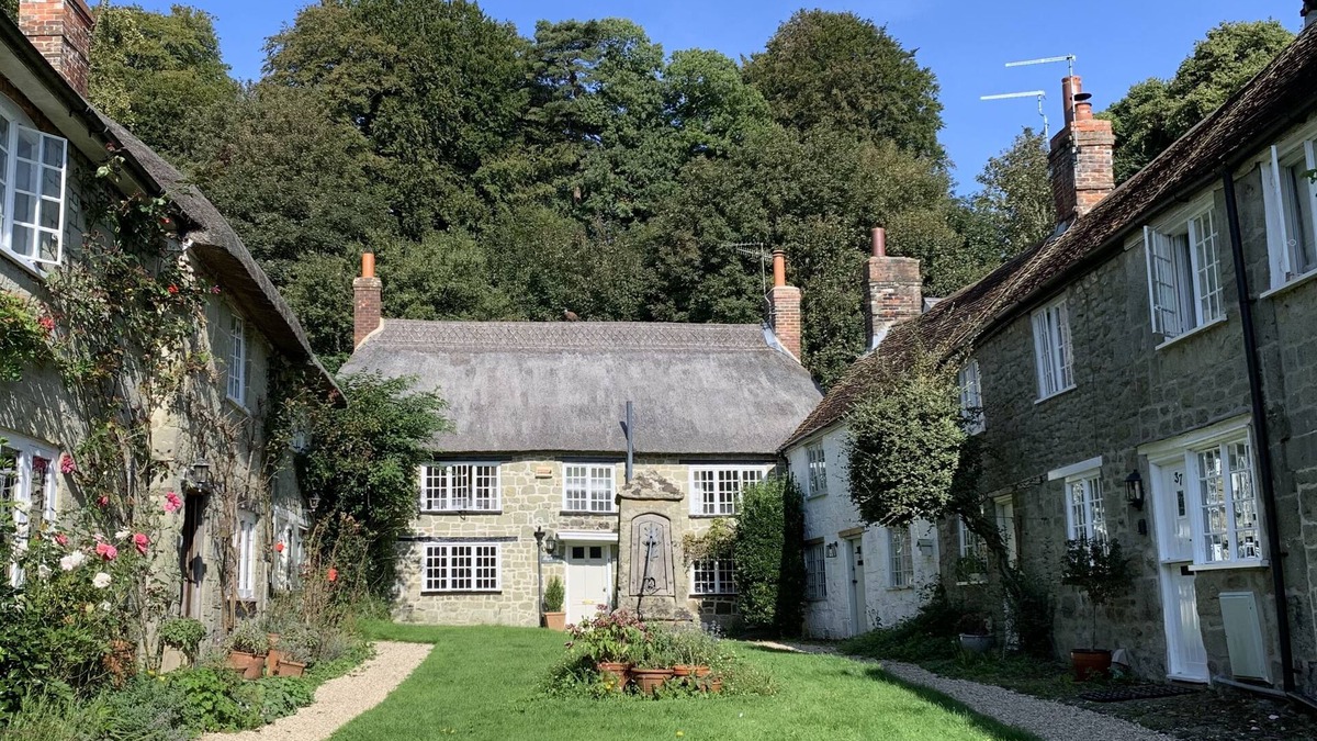 Shaftesbury Cottage | 2 minutes to the park & High Street! Family-sized thatched country cottage