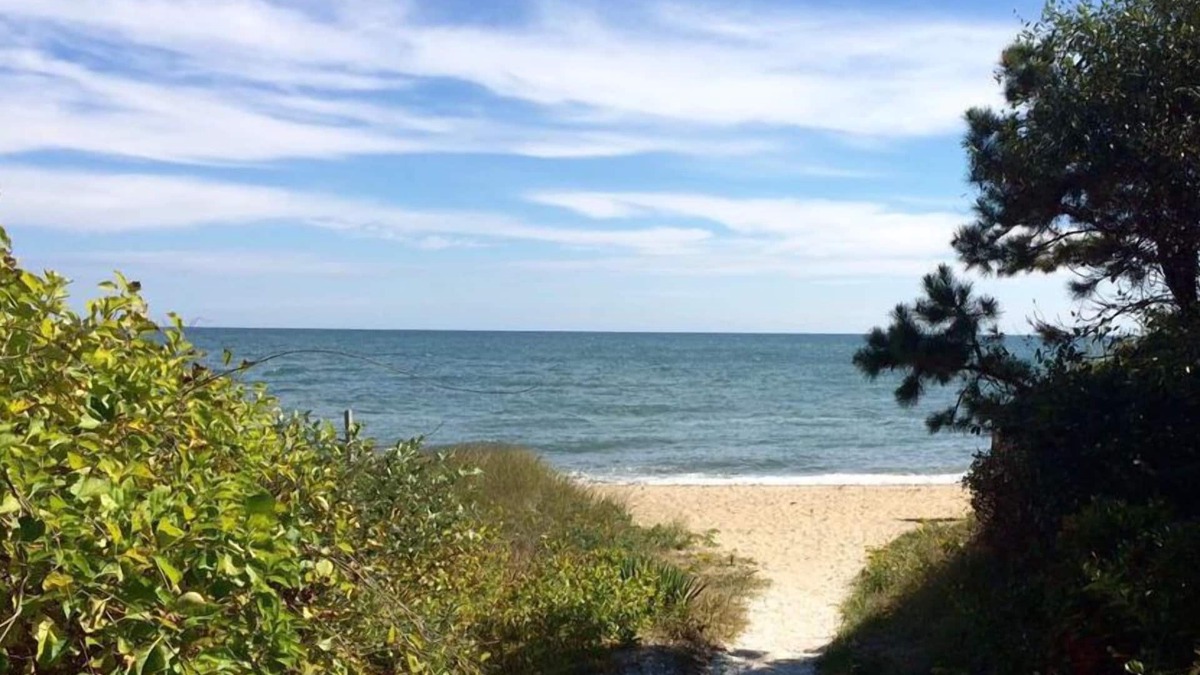 Mashpee House | 2 Modern Homes, 5-Star Reviews. Walk: Priv Beach, Shops, Dining, Mini-Golf, More