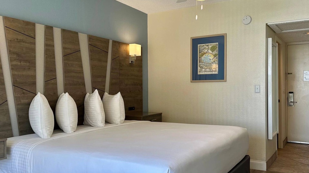Pinellas Point House | 2 Modern Retreat Near Maximo Park & Downtown Dining Scene - Fort De Soto Nearby