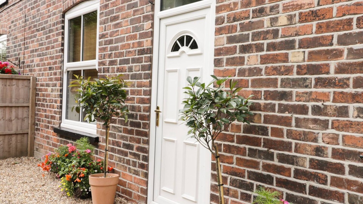Mappleton Cottage | 2 MOOR FARM COTTAGES, pet friendly, with hot tub in Burton Constable