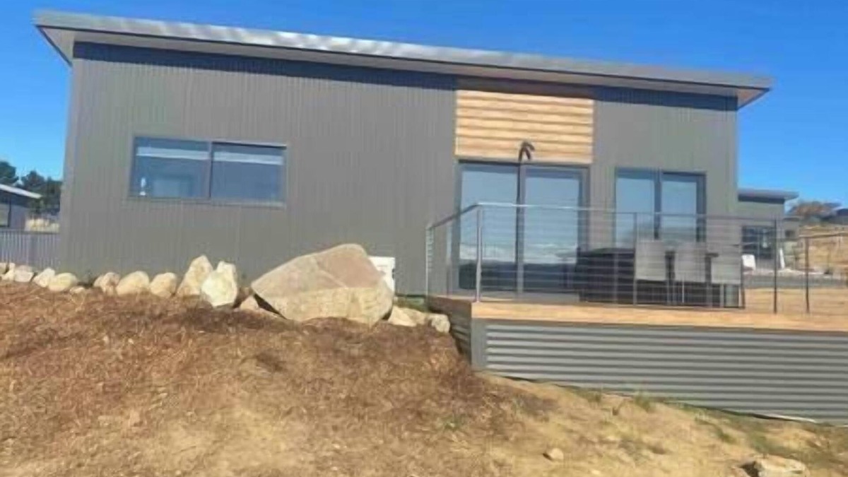 East Jindabyne House | #2 New Modern Cabin with Amazing views over lake