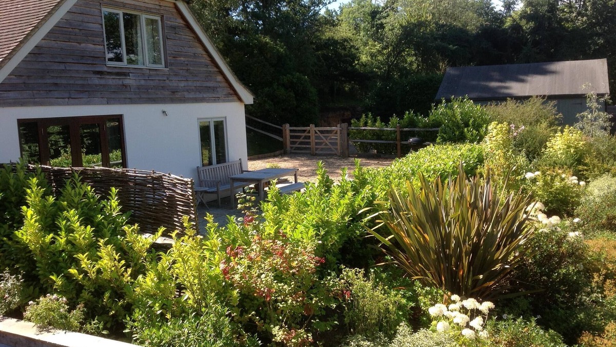 Midhurst Cottage | 2 (or 3) Bedroom self catering cottage in a quiet location with stunning views