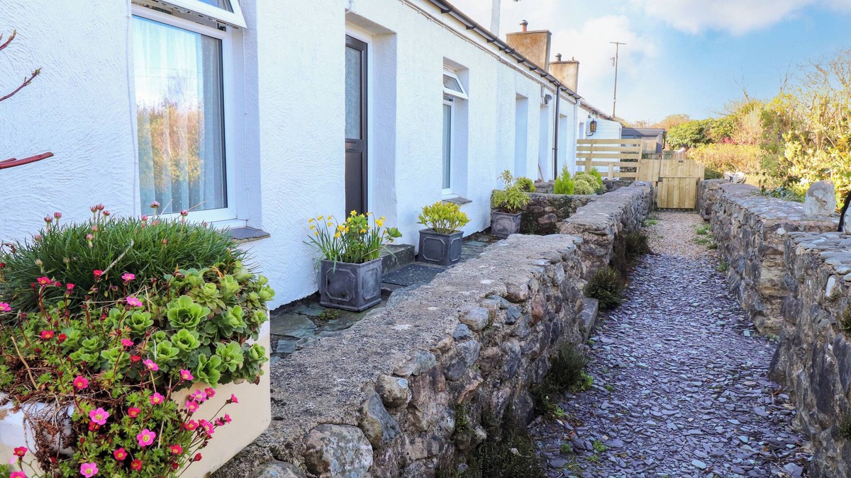 Llanllyfni Cottage | 2 PANT Y CELYN, pet friendly, character holiday cottage in Llanllyfni