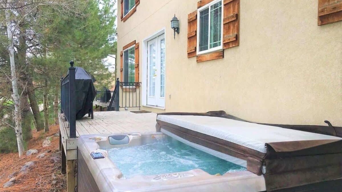 Midvale House | 2 Parkside Homes * 2 Private Hot Tubs * Fireplace
