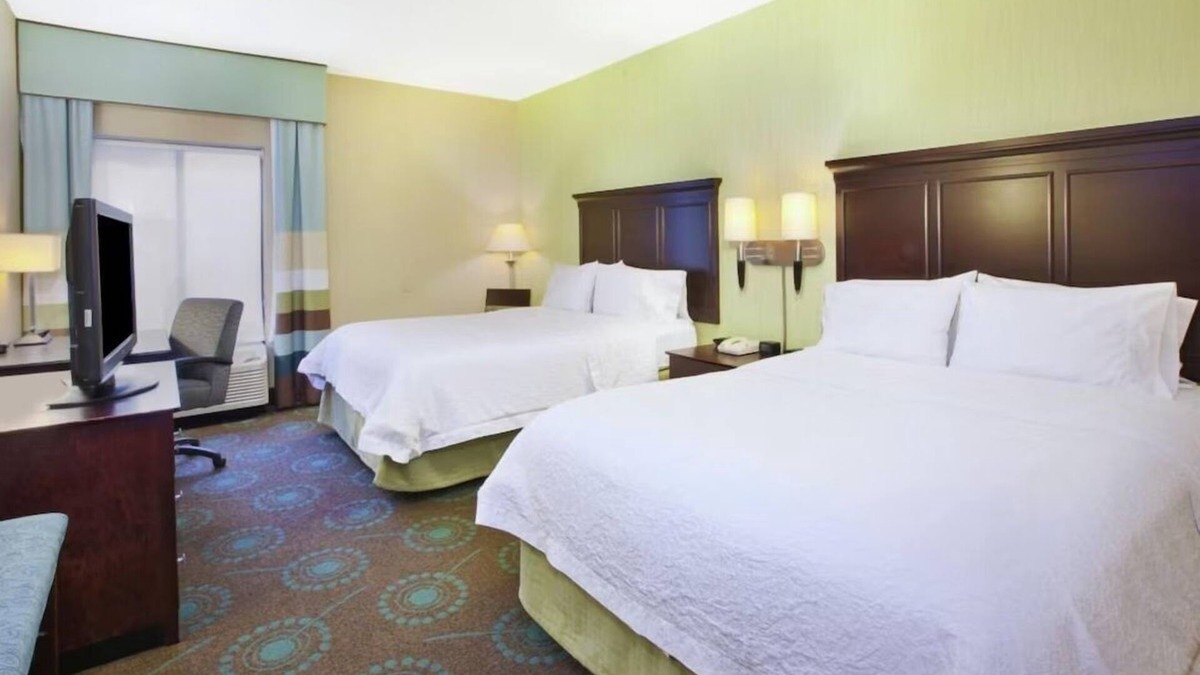 South Bend Hotel | 2 Pet-Friendly Rooms w/Comfortable Bed & Free Hot Breakfast – Convenient Stay