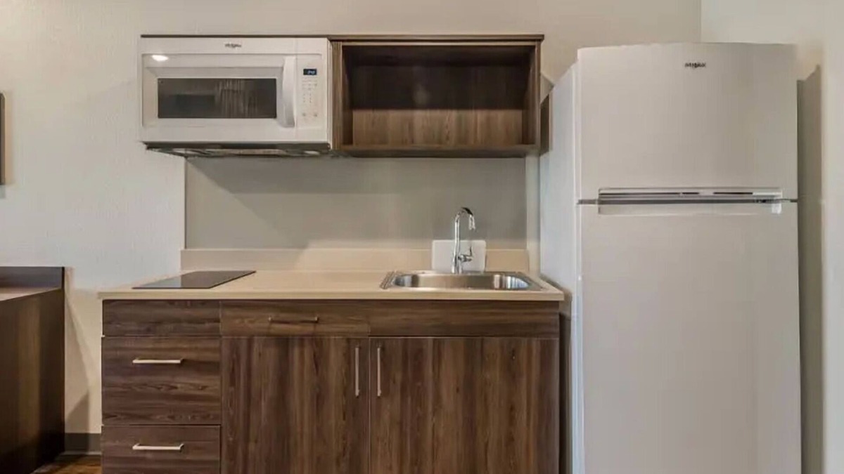 Lowell Hotel | 2 Pet-Friendly Suites with Free Parking Near Crystal Bridges Museum