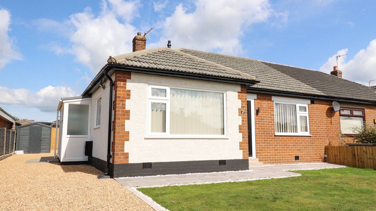 Garstang House | 2 PINE GROVE, pet friendly, with a garden in Garstang