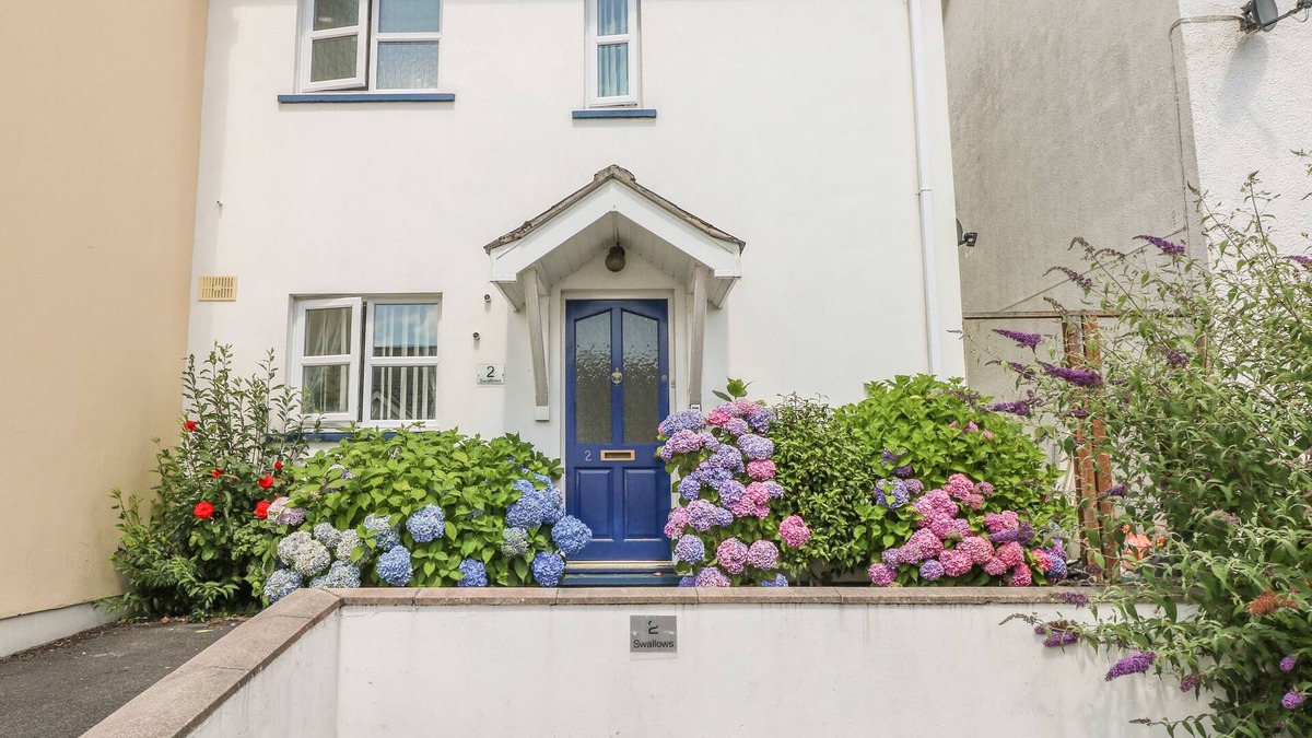 Saundersfoot Cottage | 2 PRIMROSE COTTAGE, pet friendly, with a garden in Saundersfoot