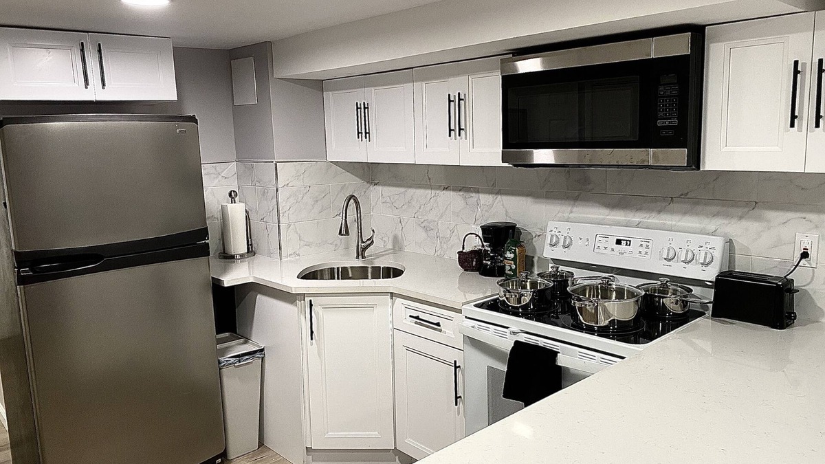 Westbury House | 2 Queen Beds, full kitchen, and wireless phone chargers in a cozy, spacious apt