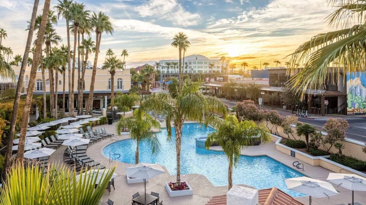 Downtown Resort | 2 Queen Beds & Gorgeous Sunset Views! Pet Friendly, Free Parking!