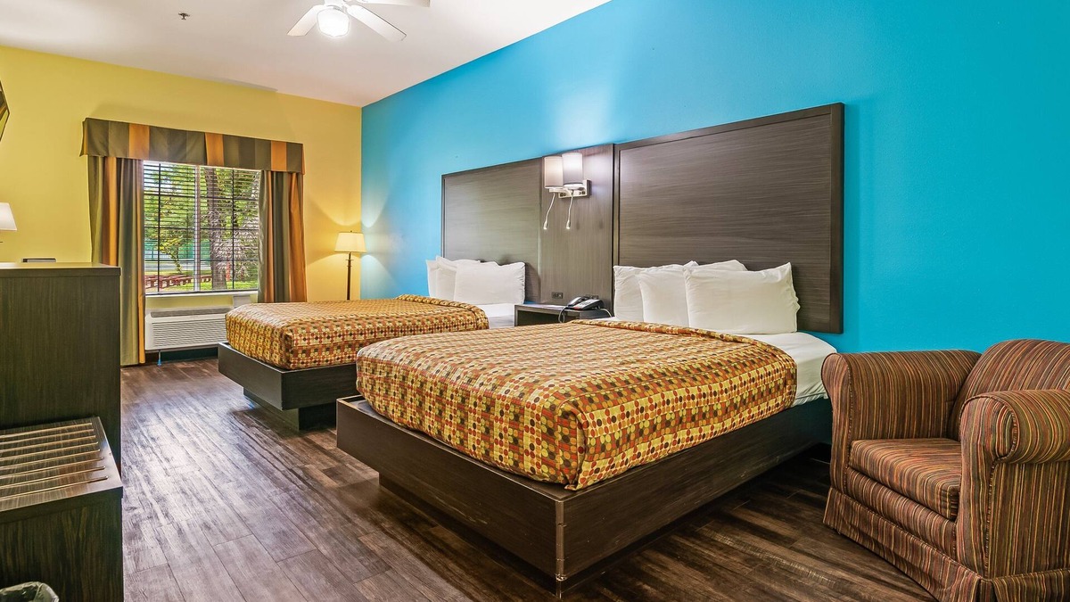 Crawfordville Hotel | 2 Queen Beds Non-Smoking Pet-Friendly – Spacious Stay at Wildwood Inn