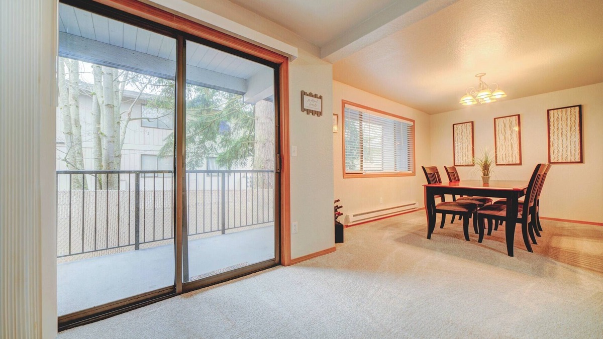 Picnic Point-North Lynnwood Condo | 2 Queen Beds With Memory Foam Mattresses.