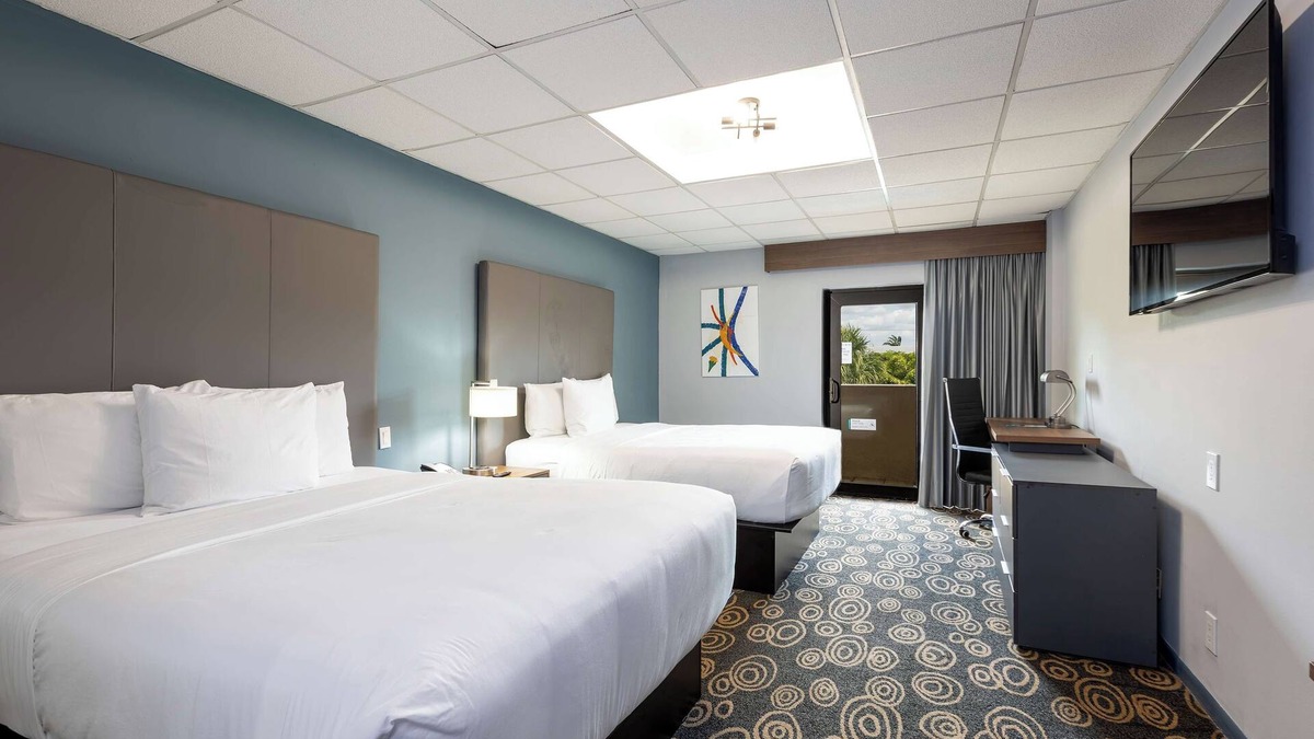 Flagami Hotel | 2 Queen Beds with Outdoor Pool, Free Shuttle and Pets Welcome