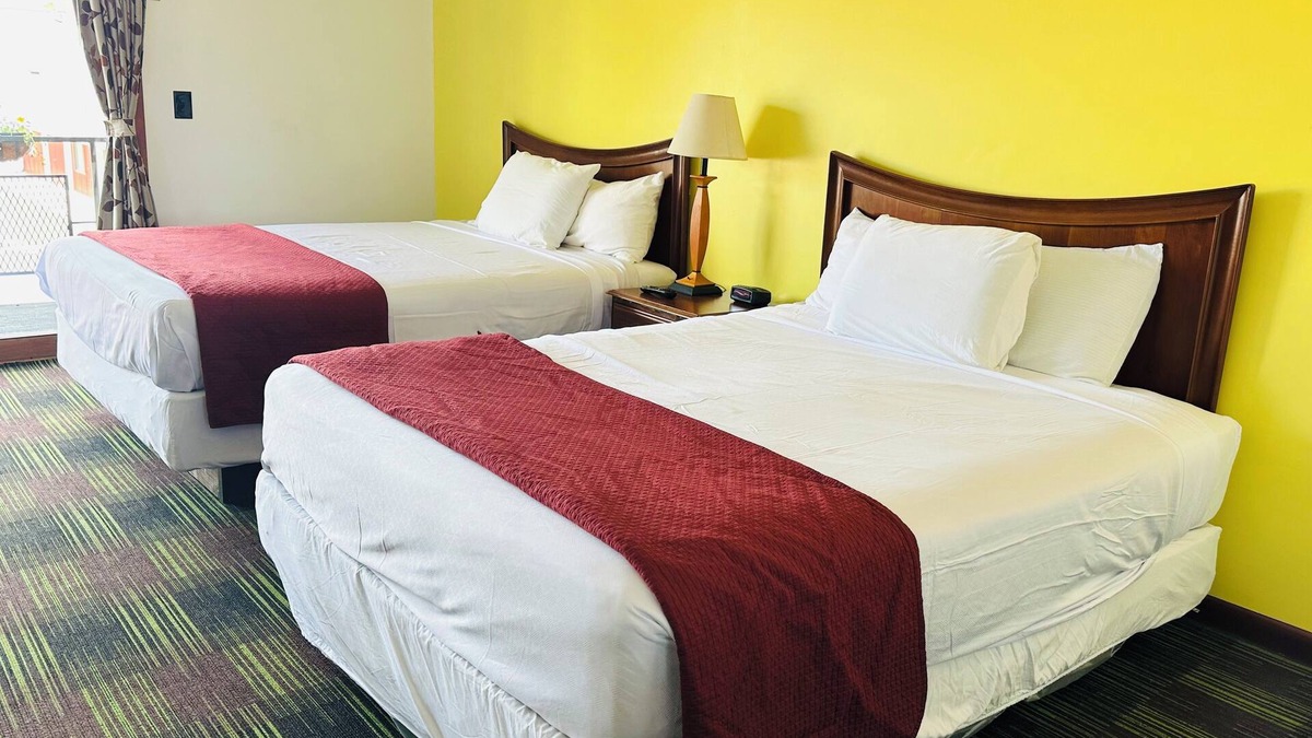Sandusky Hotel | 2 Queen Guest Room 3 Miles to Cedar Point!