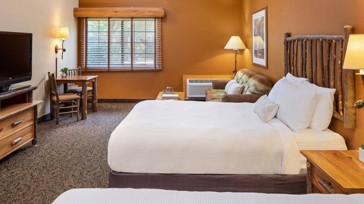 Rothschild House | 2 Queen Studio With Kitchen, Access to Pool, Hot Tub, and Gym