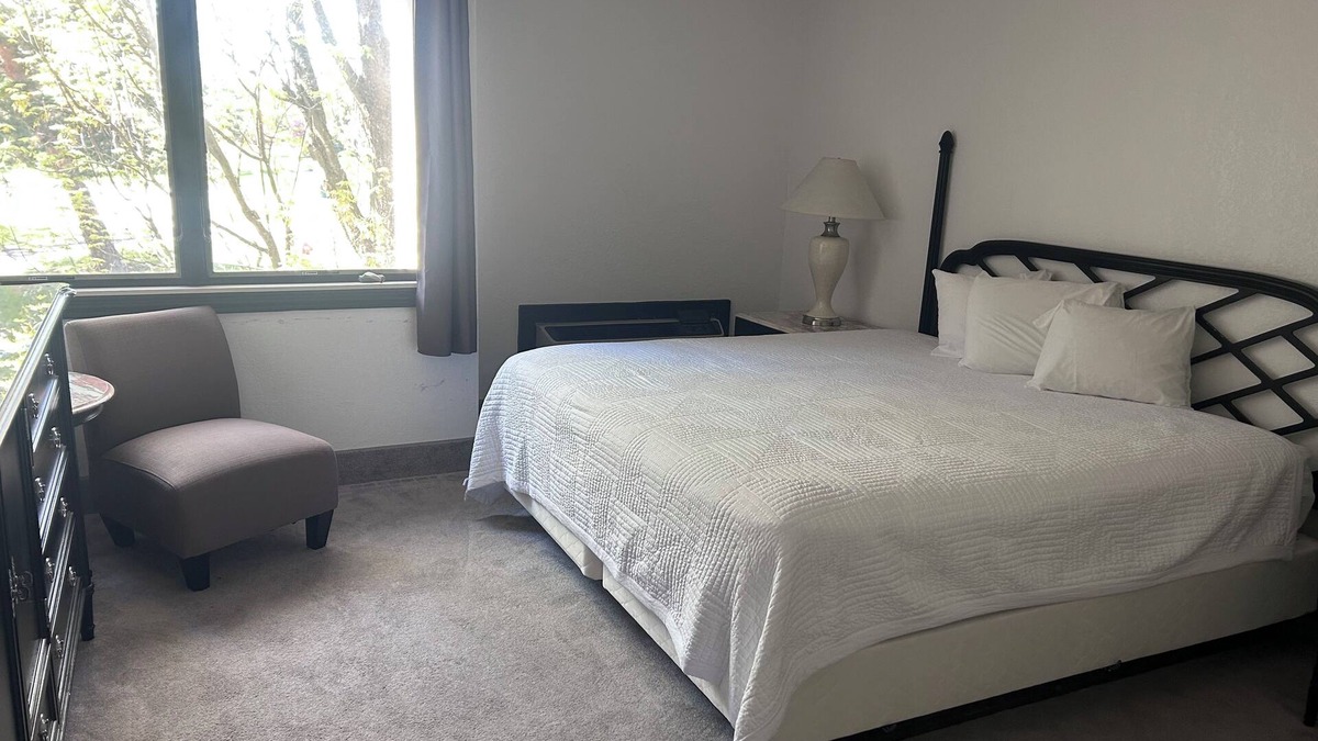 Bay City Hotel | 2 Relaxing Family-Friendly Bay Valley Rooms – Golf, Pool & Scenic Trails