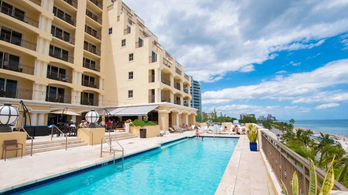 Central Beach Hotel | 2 Relaxing Units w/Kitchenettes! Outdoor Pool, Minutes to Bahia Mar Marina!