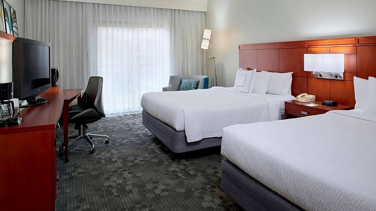 Waldron Hotel | 2 Relaxing Units, Best Place to Unwind! Near Harley-Davidson Factory!