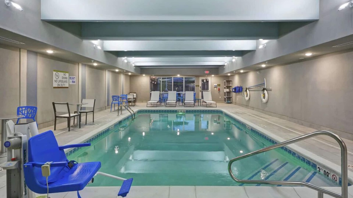 Alpine Center Hotel | 2 Relaxing Units Close to John Ball Park Zoo. FREE Parking and Breakfast!